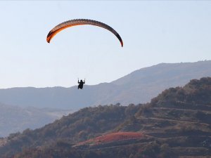 Paraşüt tutkunları Uçmakdere'de sonbaharın keyfini yaşıyor