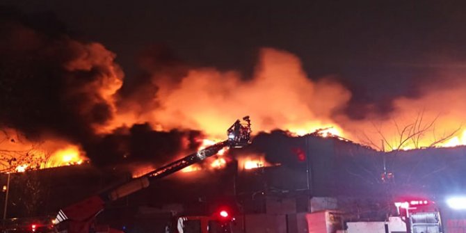 Zeytinburnu'nda fabrika alev alev yandı