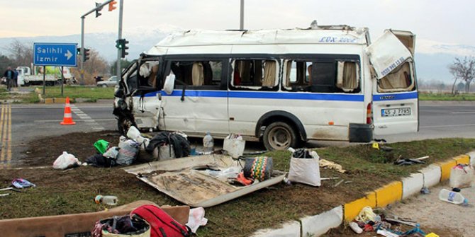 Tarım işçilerini taşıyan minibüs kaza yaptı: 1 ölü, 24 yaralı