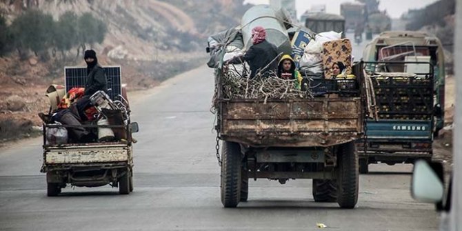 İdlib'den kaçan 20 bin sivil daha Türkiye sınırına göç etti