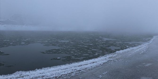 Murat Nehri buzla kaplandı