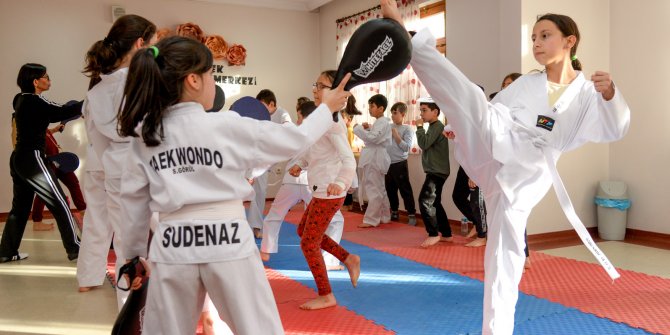 Altındağ Belediyesi Gençlik Merkezlerinde tekvando dersleri başladı