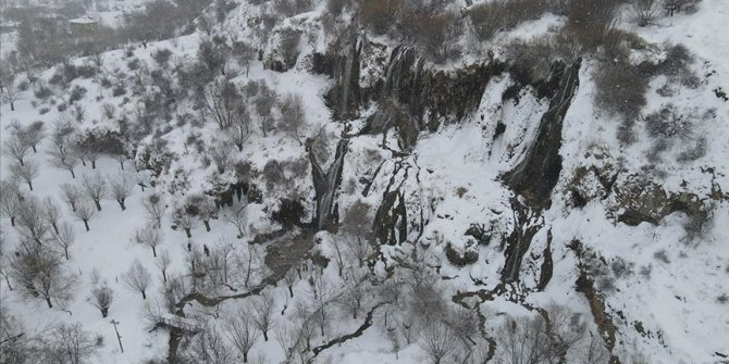 Erzincan'da çevresi karla kaplanan Girlevik Şelalesi manzarasıyla fotoğraf tutkunlarını cezbediyor