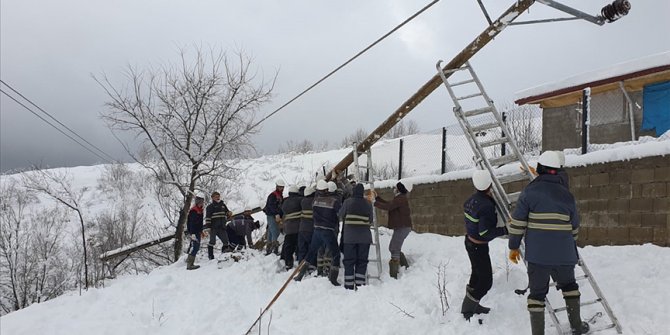 Soğuk hava ve karlı arazide ekipler yerleşim yerlerini aydınlatabilmek için çalışıyor