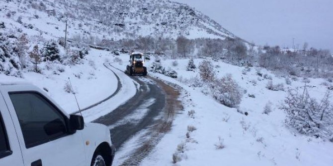 Elazığ'da 101 köy yolu kardan kapandı