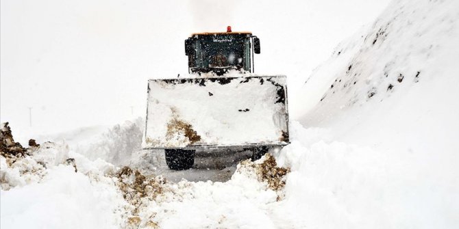 Türkiye'de son yağışların ardından kar kalınlıkları ortalama insan boyunu aştı