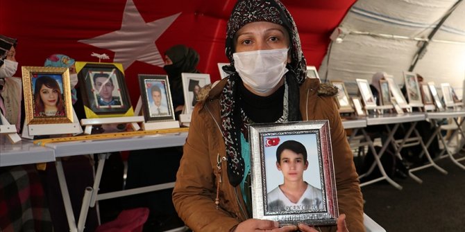 Diyarbakır annelerinin 'evlat nöbetine' iki aile daha katıldı: Bir anneye bunu yaşatmaya hiç kimsenin hakkı yok