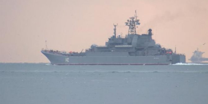 Rus savaş gemisi İstanbul Boğaz'ından geçti