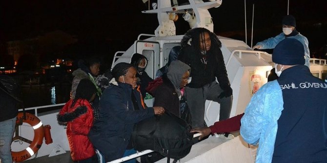 İzmir açıklarında Türk kara sularına itilen 36 sığınmacı kurtarıldı