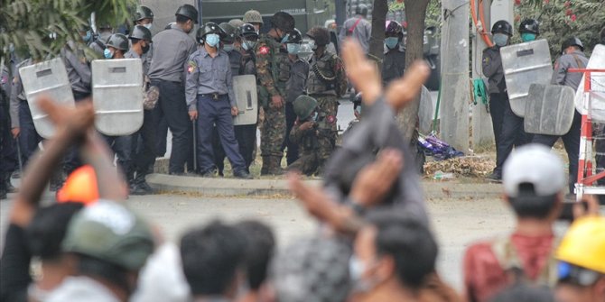 Myanmar'da askeri cunta darbe karşıtı protestocuları 'ölümcül güç' kullanmakla tehdit etti