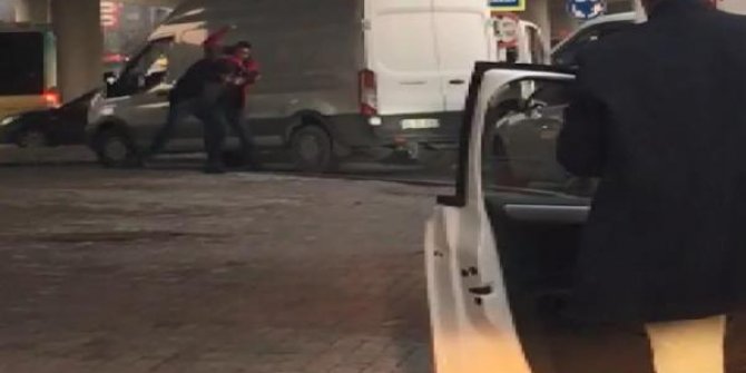 Önce çarptı sonra dövdü; Başakşehir'de trafikte darp anları kamerada