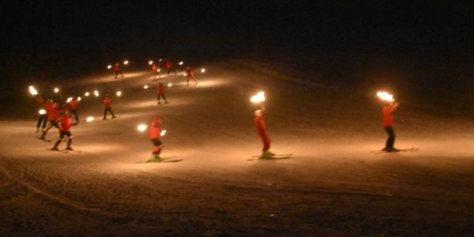 Bitlis'te eksi 20 derece soğukta 'meşaleli' kayak gösterisi