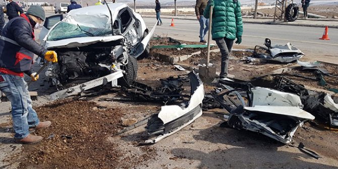 Kayseri'de iki otomobilin çarpıştığı kazada okul müdürü öldü, 3 kişi yaralandı
