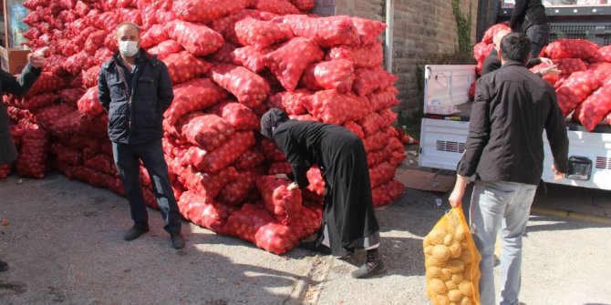Etimesgut Belediyesi ihtiyaç sahibi ailelere soğan ve patates dağıttı
