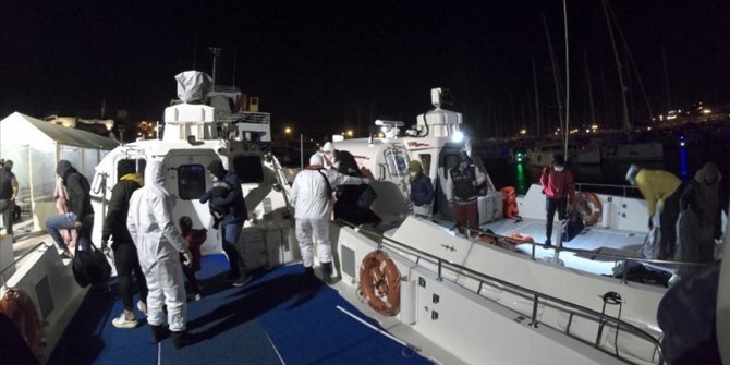 İzmir'de lastik botta sürüklenen 23 sığınmacı kurtarıldı