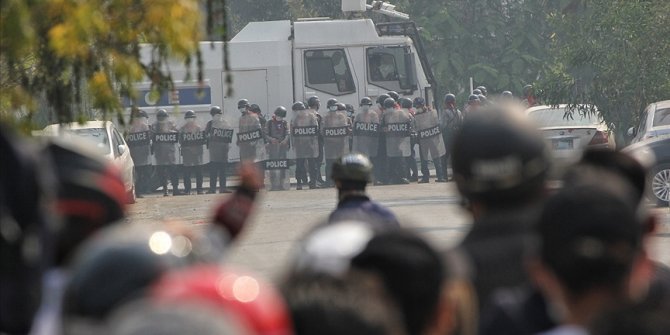 Myanmar'da güvenlik güçleri protestoculara karşı ses bombası ve gerçek mermi kullandı
