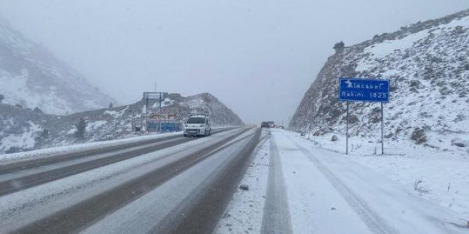 Kar yağışı Antalya- Konya karayolunda ulaşımı olumsuz etkiliyor