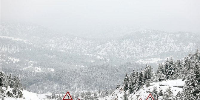 Konya-Antalya kara yolunda kar yağışı nedeniyle ulaşım güçlükle sağlanıyor