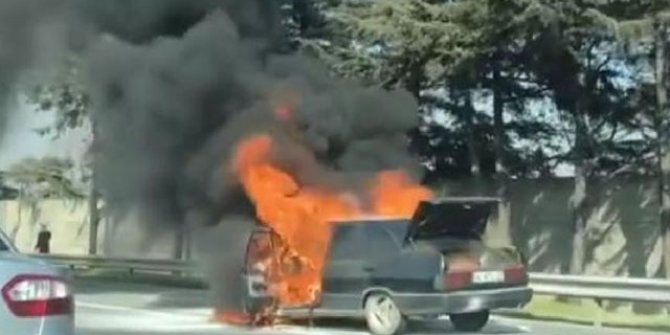 Ümraniye TEM'de otomobil yangını; Otoyol çift yönlü trafiğe kapatıldı