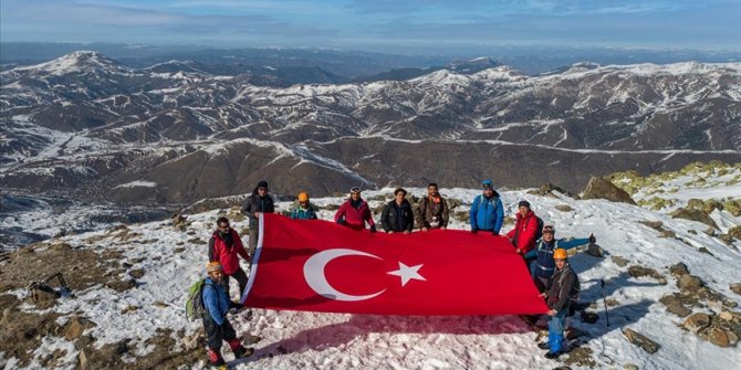Sivas'ta dağcılar Yıldız Dağı'nın zirvesine kadar yürüdü