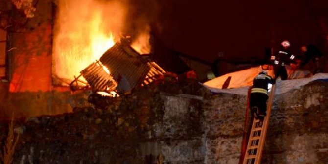 Erzurum'da 60 yıllık evdeki yangın korkuttu