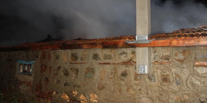 Çanakkale’de tek katlı ev yangında kullanılamaz hale geldi