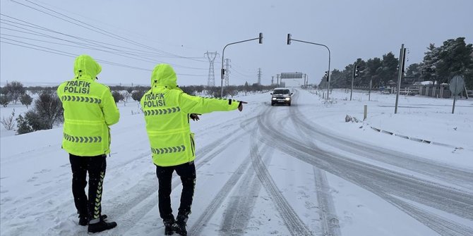 Kilis-Gaziantep ve Kilis-Hatay kara yolu kar nedeniyle ulaşıma kapatıldı