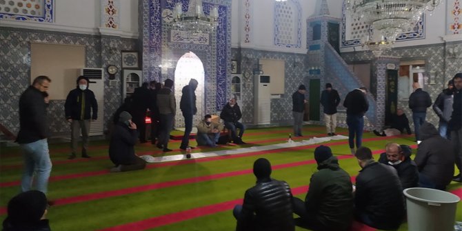 İstanbul'da yollarda mahsur kalan vatandaşlar camilerde misafir ediliyor