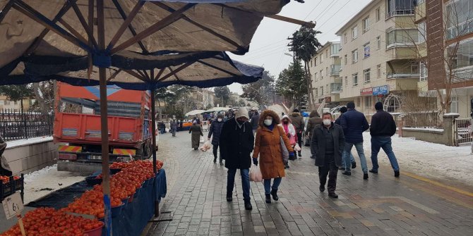 Ankara'da soğuklar pazarcıları da vurdu