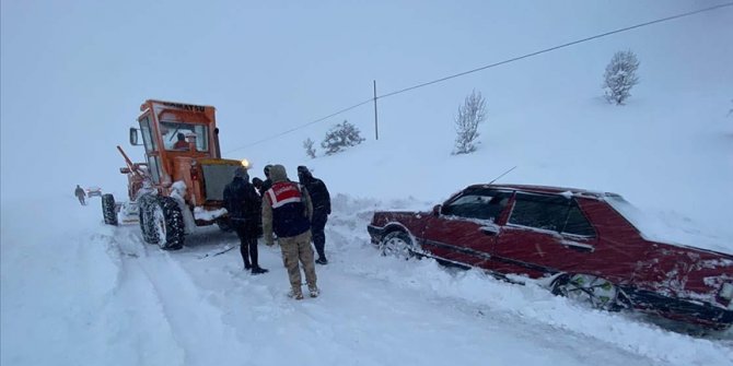 Elazığ'da yolda mahsur kalan araçlardaki 31 kişi kurtarıldı