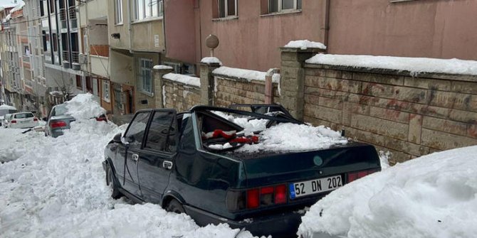 Arnavutköy'de çatıdan düşen kar kütlesi otomobilin tavanını çökertti