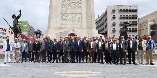 Çiçekçiler, Atatürk Heykeli/Ankara Zafer Anıtı önünde Çiçekçiler Günü'nü kutladı