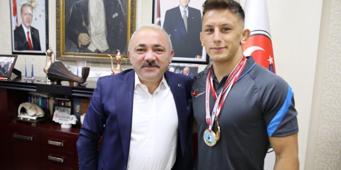 Başkan Esen, Şampiyon güreşçi Güleşen'e altın taktı
