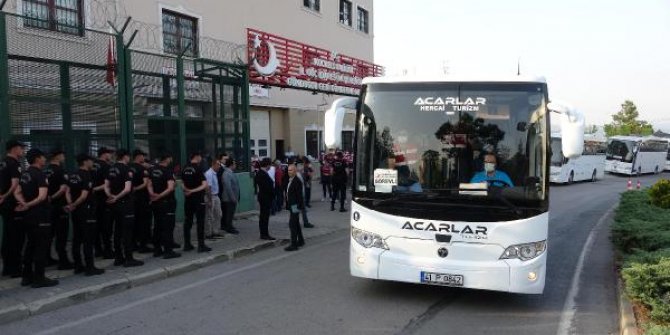Kocaeli'de yakalanan Afganistan uyruklu 400 göçmen sınır dışı ediliyor