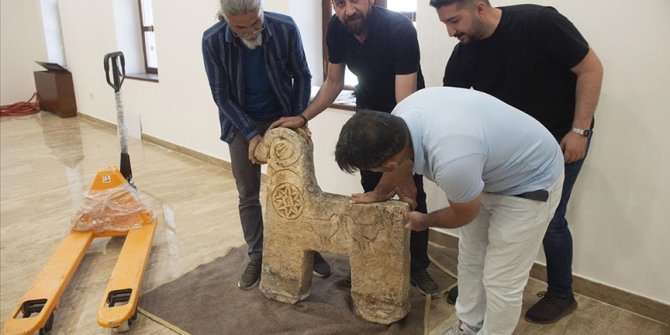 Tunceli'de çalınan 500 yıllık koç başlı mezar taşı bir evin bahçesinde bulundu
