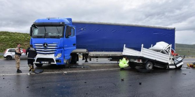 Erzurum'da TIR ile kamyonet çarpıştı: 2 ölü