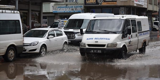 Kars'ta yağış taşkınlara neden oldu