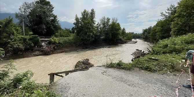 Düzce'de köprü yıkılınca Ballıca köyü sular altında kalmaktan kurtuldu
