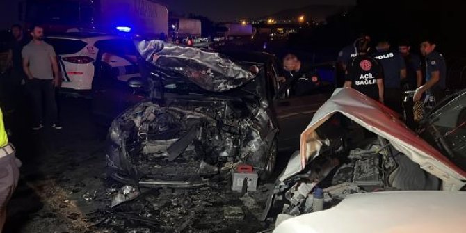 Sancaktepe'de iki araç kafa kafaya çapıştı: 4 yaralı