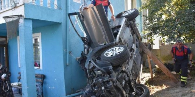 Kontrolden çıkan otomobil evin bahçesine uçtu: 1 ölü, 3 yaralı