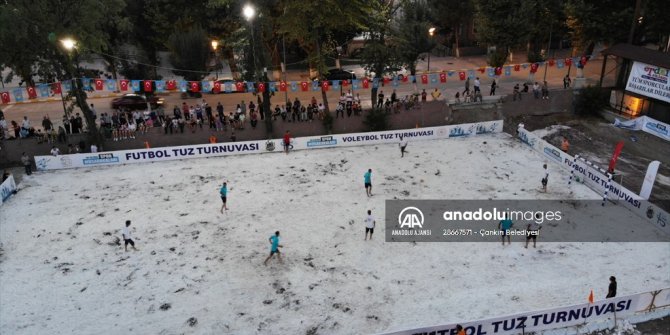 Çankırı'da tuzdan saha yapılıp üzerinde futbol oynandı