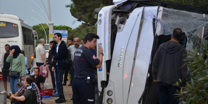 Antalya’da servis midibüsü devrildi, 9 kişi yaralandı