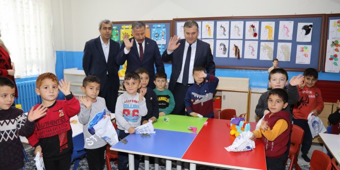 Çubuk Belediye Başkanı Baki Demirbaş ilköğretim öğrencilerine diş fırçası ve diş macunu hediye etti