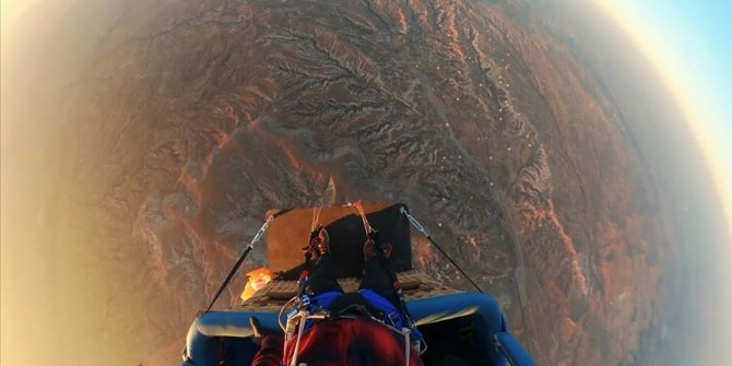 Fransız sporcu Valentin Delluc Kapadokya’da 2 bin 600 metre yükseklikteki balondan atladı