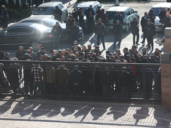 Başkentte özel halk otobüsü şoförleri CHP Genel Merkezi önünde toplandı
