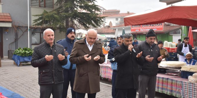 Kızılcahamam Belediye Başkanı Süleyman Acar pazar esnafıyla beraber dua etti