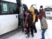 Erciş'te kara saplanan araçları ve içerisindeki 50 kişiyi ekipler kurtardı