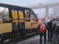Silivri'de kar nedeniyle vatandaşlar duraklarda uzun süre bekledi