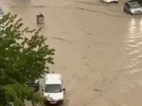 Ankara'da sağanak yağış sonrası yolları su bastı