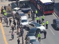 Otobüs, park halindeki otomobile çarpınca 5 araç çarpıştı: 1 yaralı